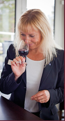 Linda Thylander sybaris sommelier håller vinprovning